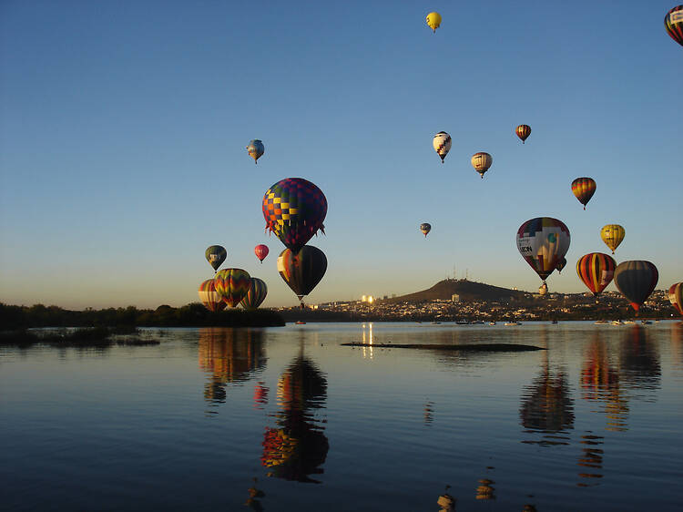 Globos aerostáticos sobre la presa de León, Guanajuato, al amanecer