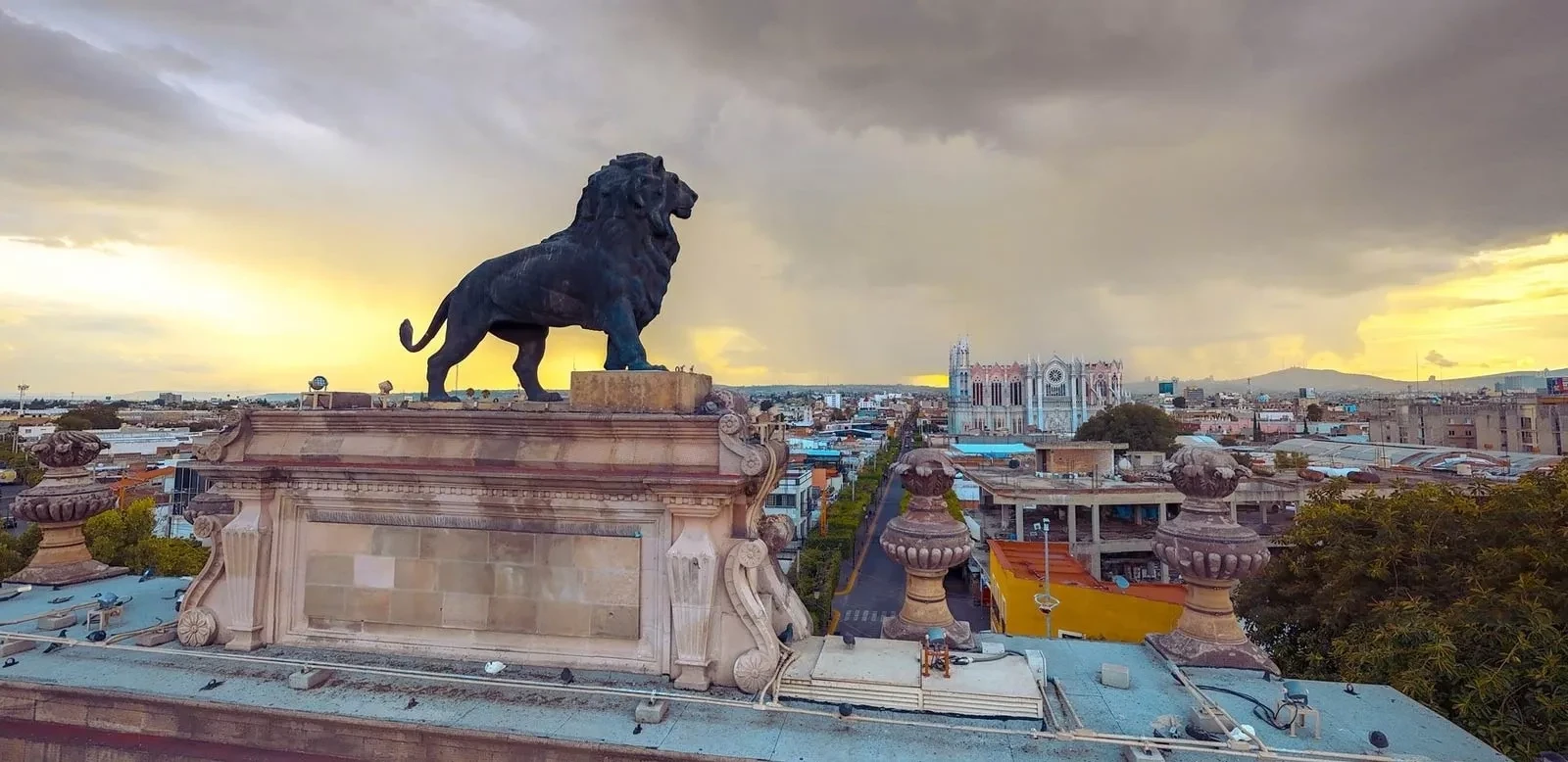 Vista panorámica de la ciudad de León, Guanajuato, con la escultura del león y el Templo Expiatorio al fondo